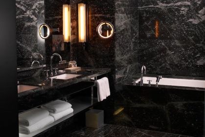 idée-de-revêtement-sol-et-murs-en-marbre-noir-dans-la-salle-de-bains